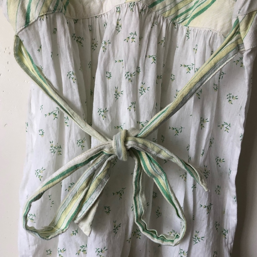 Free People Adorable Boho Floral Short Sleeve Top w/ Deep V-Neck - Picture 6 of 7